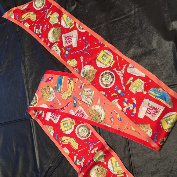 Vintage Chanel Scarf - reversible and authentic - Picture 4 of 4